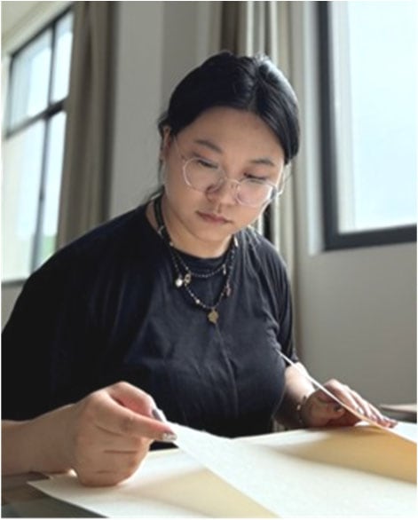 Portrait of artist Yuqi Liu at work